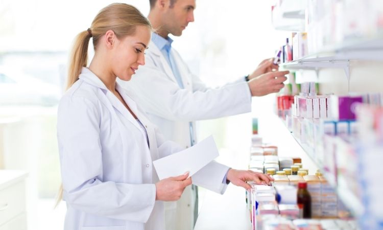 Estudar auxiliar de farmácia: requisitos, formação e onde se especializar