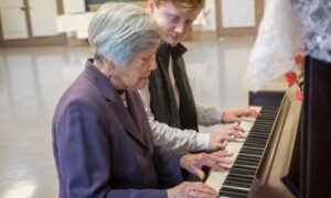 Conoce la musicoterapia para personas mayores