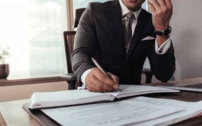 ¿Quién trabaja en derecho bancario y qué tareas realiza?